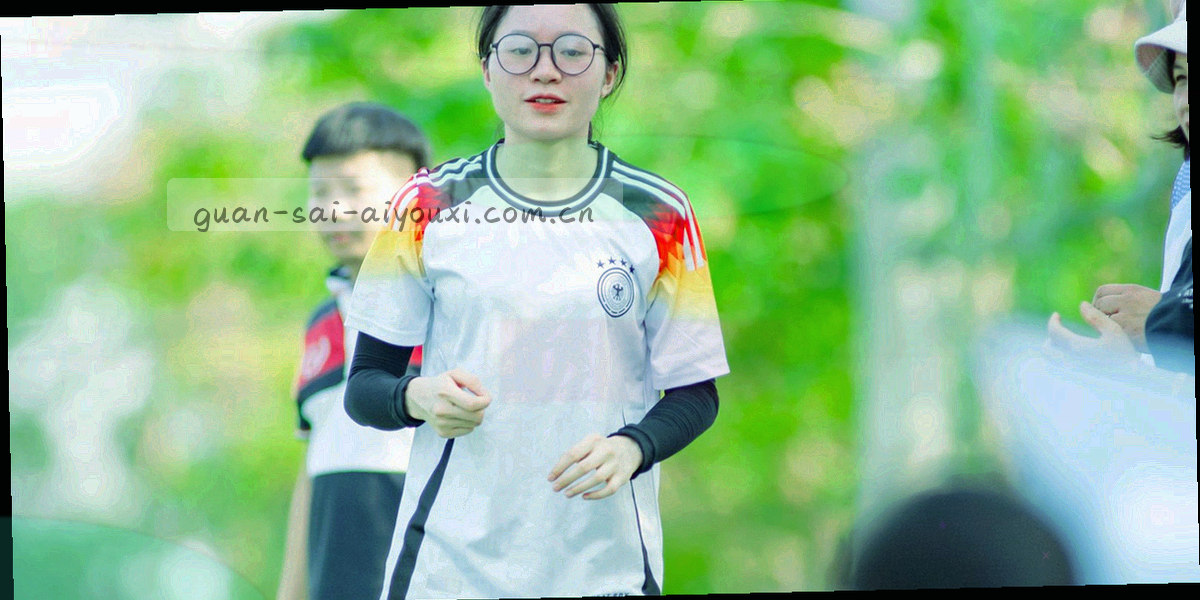 深色背景上的盾牌轮廓由细小光点组成，四周有散落数据点